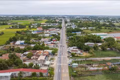 National Highway 22B, the main route connecting Ho Chi Minh City with Moc Bai International Border Gate, Tay Ninh Province, has not met transportation needs. The Ho Chi Minh City - Moc Bai Expressway is expected to reduce transportation pressure. (Photo: VNA) 