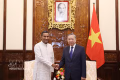 General Secretary of the Communist Party of Vietnam Central Committee and State President To Lam (R) receives Sri Lankan Ambassador to Vietnam Poshitha Perera. (Photo: VNA)