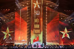 A performance at the grand concert themed “Viet Nam trong toi” (Vietnam in Me) is held last August, marking the opening of a series of activities celebrating the 80th anniversary of National Day. (Photo: VNA)