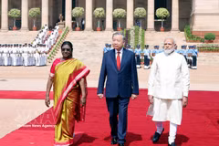 Indian President Droupadi Murmu (first from left) and PM Narendra Modi (first from right) co-chair the state welcome ceremony for General Secretary of the Communist Party of Vietnam (CPV) Central Committee and State President To Lam (Photo: VNA)