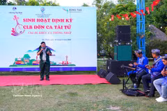 Members of the Don ca tai tu Club under the Tay Ninh Tourism Association perform at a regular event of the club in Binh Minh ward, Tay Ninh province. (Photo: VNA)