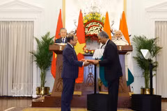 General Secretary of the Communist Party of Vietnam Central Committee and State President To Lam (L) and Indian Prime Minister Narendra Modi witness the exchange of cooperation documents between the two countries. (Photo: VNA)