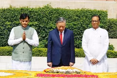 General Secretary of the Communist Party of Vietnam Central Committee and State President To Lam (centre) lays a wreath in tribute to Mahatma Gandhi at the late leader's memorial site in New Delhi on May 6. (Photo: VNA)