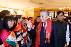 Representatives of the Vietnamese community in India welcome Party General Secretary and State President To Lam in New Delhi on May 5, 2026. (Photo: VNA)