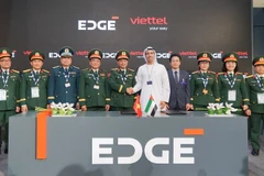 The Viettel Military Industry and Telecoms Group inks an MoU with EDGE Group of the UAE at the Dubai Airshow 2025 on November 17, 2025. (Photo: VNA)