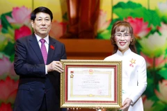 State President Luong Cuong awards the title of Hero of Labour to Dr. Nguyen Thi Phuong Thao, Chairwoman of the Board of Directors of Vietjet Air. (Photo: Vietjet)