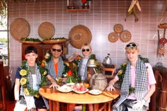 Foreign tourists in Vinh Long. The Mekong Delta locality welcomed nearly 9.5 million visitors in 2025, with a total revenue of 8 trillion VND. (Photo: VNA)