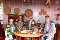 Foreign tourists in Vinh Long. The Mekong Delta locality welcomed nearly 9.5 million visitors in 2025, with a total revenue of 8 trillion VND. (Photo: VNA)
