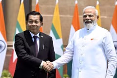 Indian Prime Minister Narendra Modi (R) holds talks with Myanmar President U Min Aung Hlaing. (Photo: newsonair.gov.in)