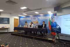 Vietnamese Ambassador to Bulgaria Nguyen Thi Minh Nguyet (second from left) speaks at the seminar on bilateral economic and industrial ties. (Photo: Vietnamese Embassy in Bulgaria)