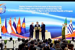At the signing ceremony of the instrument of accession to the Treaty of Amity and Coopetition in Southeast Asia (TAC) by Algeria and Uruguay . (Photo: VNA) 