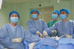 Doctors at Can Tho Central General Hospital perform a kidney transplant. (Photo courtesy of the hospital)