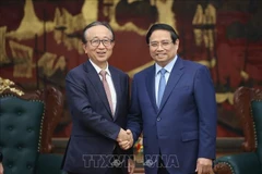 Prime Minister Pham Minh Chinh (R) hosts a reception for Hironori Kamezawa, CEO of Japan’s Mitsubishi UFJ Financial Group, in Hanoi on August 7. (Photo: VNA)