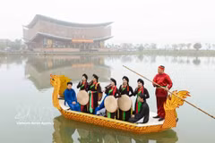Quan ho folk singers perform and interact with visitors aboard a boat. (Photo: VNA)