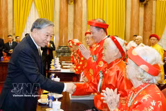 Party General Secretary and State President To Lam and the elderly representatives at the gathering in Hanoi on June 5 (Photo: VNA)