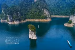 Coc Vai Pha in Tuyen Quang province's Thuong Lam commune. It is a towering limestone outcrop associated with the legend of Tai Ngao, a local hero who built a dam to save villagers from disaster. (Photo: VNA)