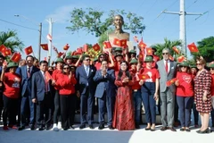 Prime Minister Pham Minh Chinh at a memorial dedicated to President Ho Chi Minh in Santo Domingo, Dominican Republic (Photo: VNA)