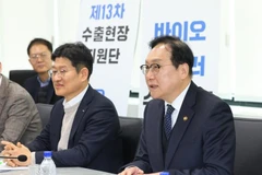 Trade Minister Cheong In-kyo, right, speaks during a meeting in Incheon on December 20. (Photo: Yonhap)