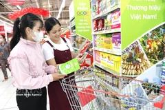 Customers buy coconut candy from Cau Ke Coconut Processing Co., Ltd. at GO! Tra Vinh Supermarket in Vinh Long province (Photo: VNA)