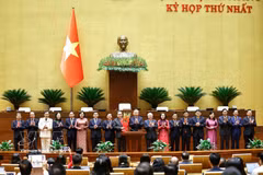Party General Secretary To Lam, on behalf of deputies of the 16th National Assembly, presents flowers in congratulation to NA Chairman Tran Thanh Man, NA vice chairpersons, and NA Standing Committee members. (Photo: VNA)