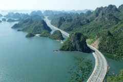 The coastal route connecting Ha Long and Cam Pha cities in the northeastern province of Quang Ninh creates momentum for regional economic development. (Photo: VNA)