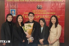Nguyen Thi Xuan Hue (second from left), a graduate in applied English linguistics from the University of Macau (Photo: VNA)