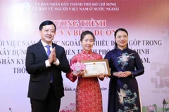 A Certificate of merit by the State Committee for Overseas Vietnamese presented to the family representative of Dr. Nguyen Tri Dung, a Vietnamese in Japan. (Photo: VNA)