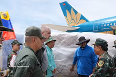 At the handover ceremony for the humanitarian relief supplies (Photo: VNA)