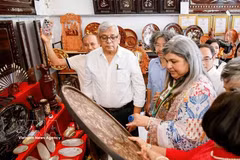 Tourists learn about the products of the Chuyen My mother-of-pearl inlay village. (Photo: VNA)