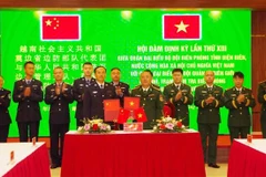 The two sides exchange the minutes of the talks (Photo: VNA)