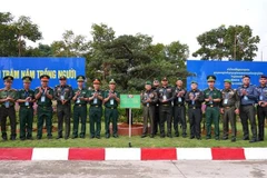 Young officers from Vietnam and Cambodia plant friendship trees at the Moc Bai Border Guard Station. (Photo: VNA)