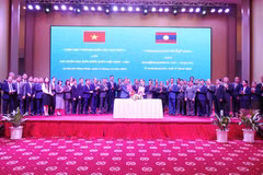 Heads of the border delegations of Vietnam and Laos exchange signed memoranda at the 34th annual meeting in Vientiane. (Photo: VNA)