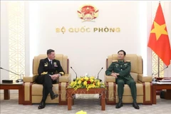 General Nguyen Tan Cuong (R), Chief of the General Staff of the Vietnam People’s Army and Deputy Minister of National Defence, receives Australian Chief of Navy Vice Admiral Mark Hammond in Hanoi on January 30 morning. (Photo: qdnd.vn)
