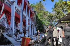 Police officers look at a building of the North Sumatra's National Sports Committee of Indonesia (KONI) damaged following a severe 7.4-magnitude offshore quake in Manado, North Sulawesi on April 2, 2026. (Photo: AFP)