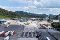 An overview of the smart Youyi Guan-Huu Nghi border gate pair (Photo published by VNA)