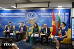 Vietnamese Ambassador to Bulgaria Nguyen Thi Minh Nguyet (centre) at the Vietnam-Bulgaria economic cooperation forum, held in Sofia on July 3. (Photo: VNA)