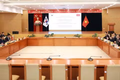 Vietnamese Minister of Construction Tran Hong Minh and Korean Minister of Land, Infrastructure and Transport Kim Yun-duk hold talks on April 21 in Hanoi. (Photo: The Courtesy of the Ministry of Construction)