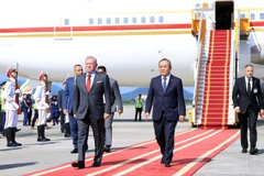 Member of the Party Central Committee, Chairman of the Presidential Office Le Khanh Hai (R) welcomes King of the Hashemite Kingdom of Jordan Abdullah II Ibn Al Hussein at the Noi Bai International Airport. (Photo: VNA)