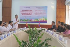 Doctors from Quang Ngai 2 General Hospital and Attapeu provincial Hospital in Laos share experience. (Photo: VNA)