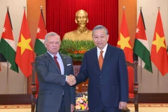 Party General Secretary To Lam (R) and King of the Hashemite Kingdom of Jordan Abdullah II Ibn Al Hussein in Hanoi on November 12. (Photo: VNA)