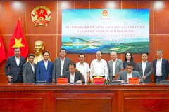 Chairman of the People's Committee of Ca Mau province, Lu Quang Ngoi (left), and founder of China's Pacific Construction Group Yan Jiehe, sign a memorandum of cooperation. (Photo: VNA)