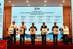 Representatives of Ho Chi Minh City, and Dong Nai, Ba Ria - Vung Tau, Binh Duong, Binh Phuoc and Tay Ninh provinces sign an agreement on cooperation in developing green tourism. (Photo: VNA)