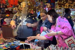 Traditional handicraft products at the Vietnamese booth attract visitors at the Paris Fair (Photo: VNA)