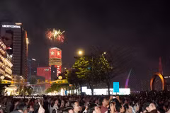 Low-altitude fireworks display at Saigon Marina IFC tower (Saigon ward) (Photo: VNA)