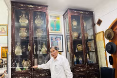 The exquisite mother-of-pearl inlaid cabinet that Lumban Sianipar meticulously brings back from Vietnam (Photo: VNA)