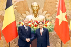 National Assembly Chairman Tran Thanh Man (R) hosts visiting King Philippe of Belgium in Hanoi on April 1 (Photo: VNA)