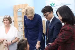 Queen Mathilde of Belgium talks to children undertaking treatment at the Vietnam National Children's Hospital (Photo: VNA)