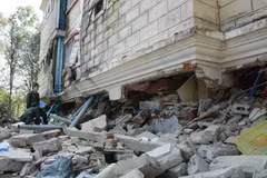Rescuers approach a residential area affected by the earthquake in Nay Pyi Taw. (Photo: VNA)