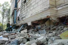 Rescuers approach a residential area affected by the earthquake in Nay Pyi Taw. (Photo: VNA)