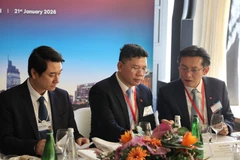 Deputy Minister of Foreign Affairs Le Anh Tuan (far left) and Hoang Nguyen Dinh, Vice Chairman of the Ho Chi Minh City People’s Committee (centre), at a meeting during their working trip to attend the WEF Davos 2026. (Photo: VNA)